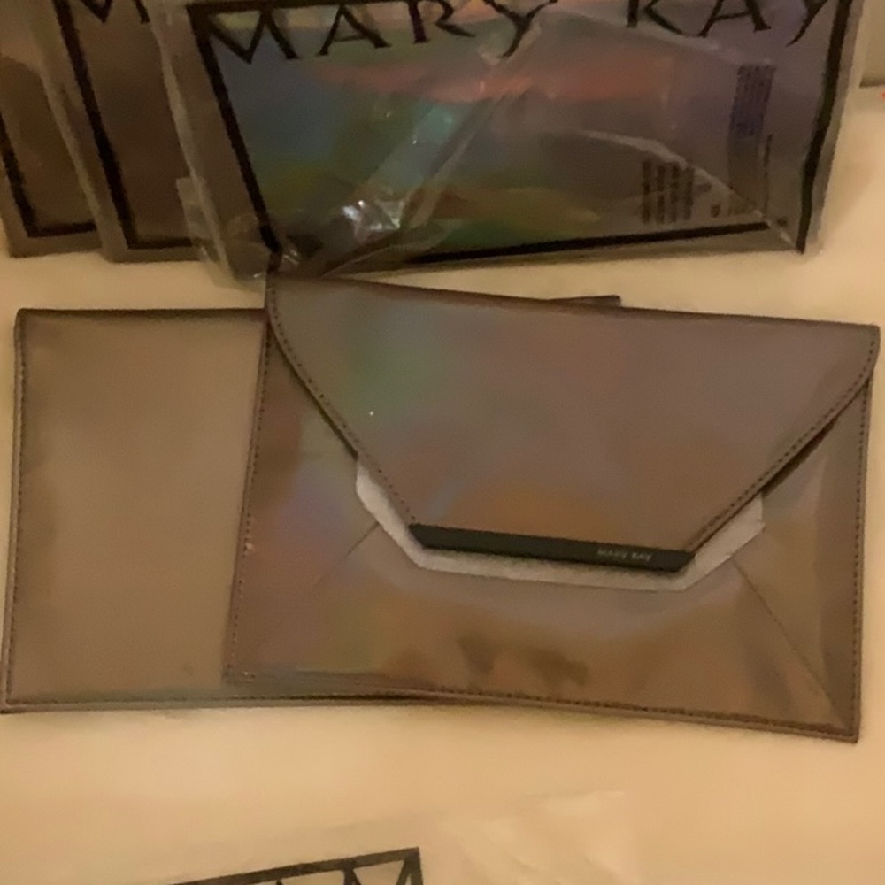 👛. Clutch Silver . Lighting bounces.  NWT